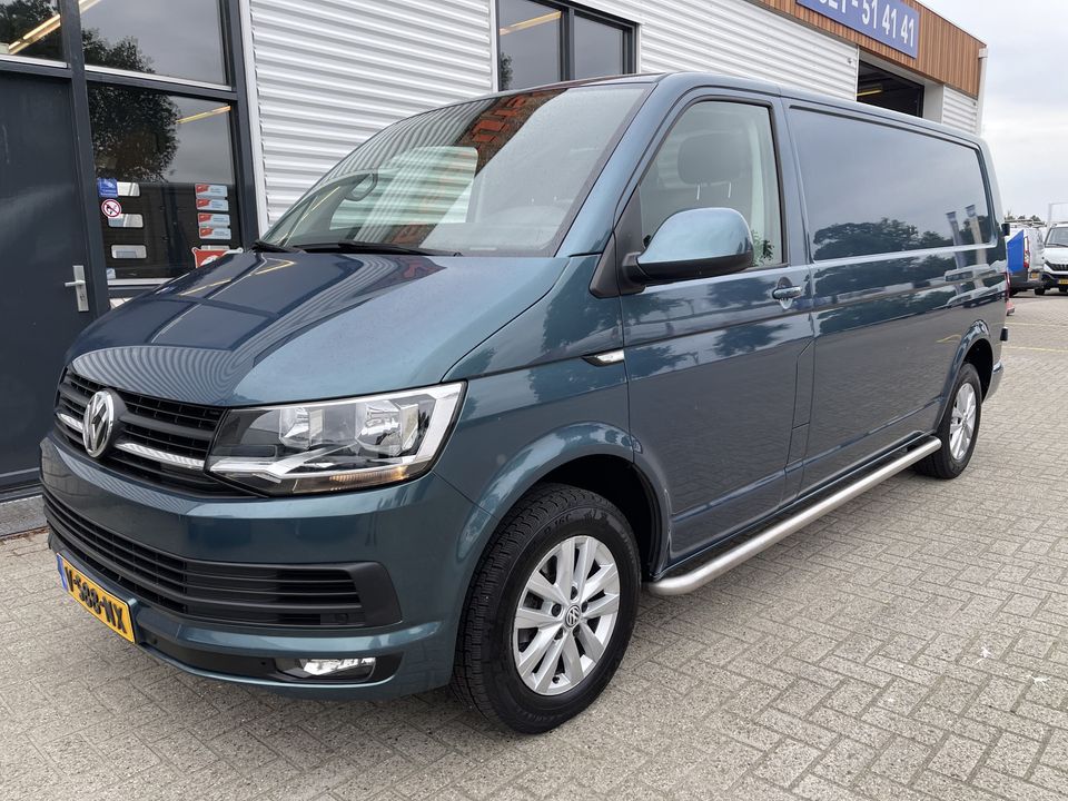 Volkswagen Transporter 2.0 TDI 150pk DSG automaat L2H1 Highline / vaste prijs rijklaar € 22.950 ex btw / lease vanaf € 410 / airco / cruise / navi / camera / trekhaak 2500 kg / pdc voor en achter !