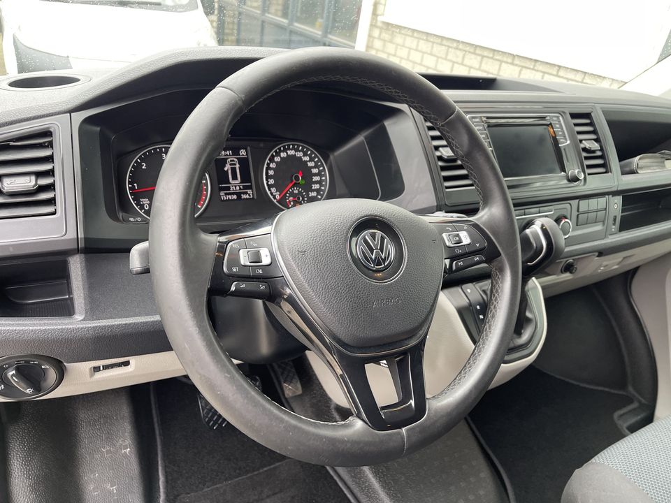 Volkswagen Transporter 2.0 TDI 150pk DSG automaat L2H1 Highline / vaste prijs rijklaar € 22.950 ex btw / lease vanaf € 410 / airco / cruise / navi / camera / trekhaak 2500 kg / pdc voor en achter !