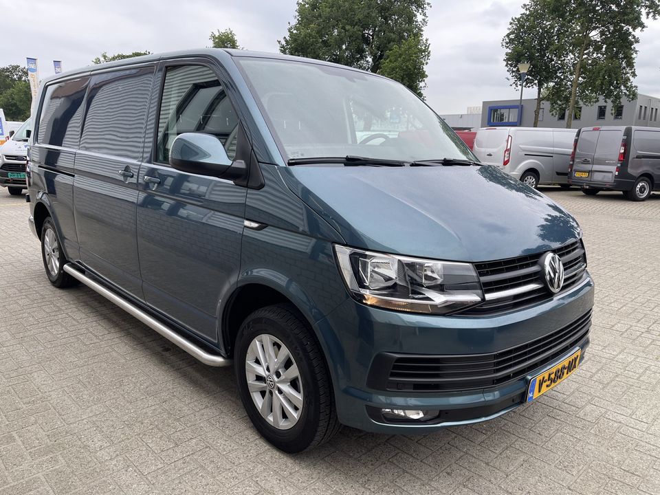 Volkswagen Transporter 2.0 TDI 150pk DSG automaat L2H1 Highline / vaste prijs rijklaar € 22.950 ex btw / lease vanaf € 410 / airco / cruise / navi / camera / trekhaak 2500 kg / pdc voor en achter !