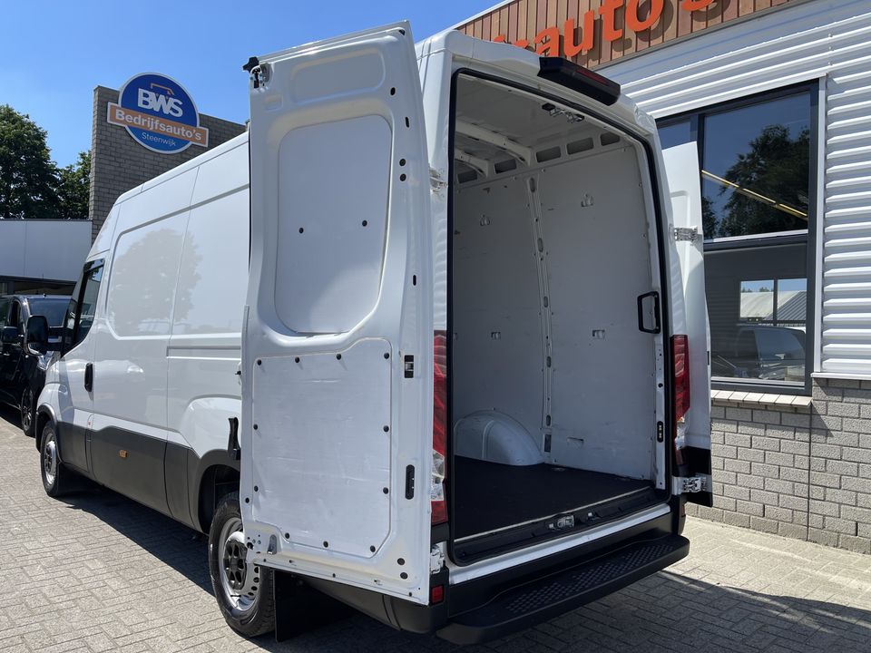 Iveco Daily 35S16V 2.3 160pk L2H2 / vaste prijs rijklaar € 27.950 ex btw / lease vanaf € 500 / airco / 270 graden achterdeuren / mag 3500 kg trekken / achteruit rijcamera