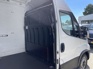 Iveco Daily 35S16V 2.3 160pk L2H2 / vaste prijs rijklaar € 27.950 ex btw / lease vanaf € 500 / airco / 270 graden achterdeuren / mag 3500 kg trekken / achteruit rijcamera