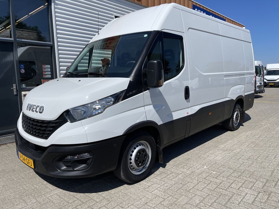 Iveco Daily 35S16V 2.3 160pk L2H2 / vaste prijs rijklaar € 27.950 ex btw / lease vanaf € 500 / airco / 270 graden achterdeuren / mag 3500 kg trekken / achteruit rijcamera