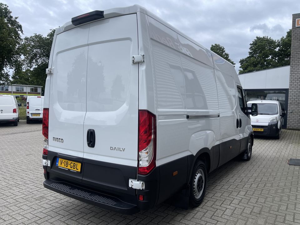 Iveco Daily 35S16V 2.3 L2H2 160pk / vaste prijs rijklaar € 27.950 ex btw / lease vanaf € 500 / climate control / mag 3500 kg trekken / 270 graden achterdeuren / euro 6 diesel !