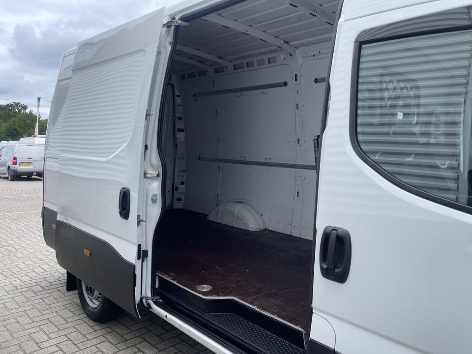 Iveco Daily 35S16V 2.3 L2H2 160pk / vaste prijs rijklaar € 27.950 ex btw / lease vanaf € 500 / climate control / mag 3500 kg trekken / 270 graden achterdeuren / euro 6 diesel !