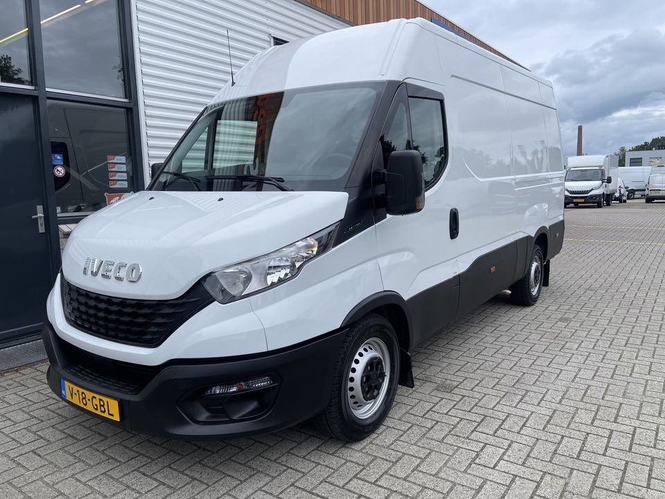 Iveco Daily 35S16V 2.3 L2H2 160pk / vaste prijs rijklaar € 27.950 ex btw / lease vanaf € 500 / climate control / mag 3500 kg trekken / 270 graden achterdeuren / euro 6 diesel !