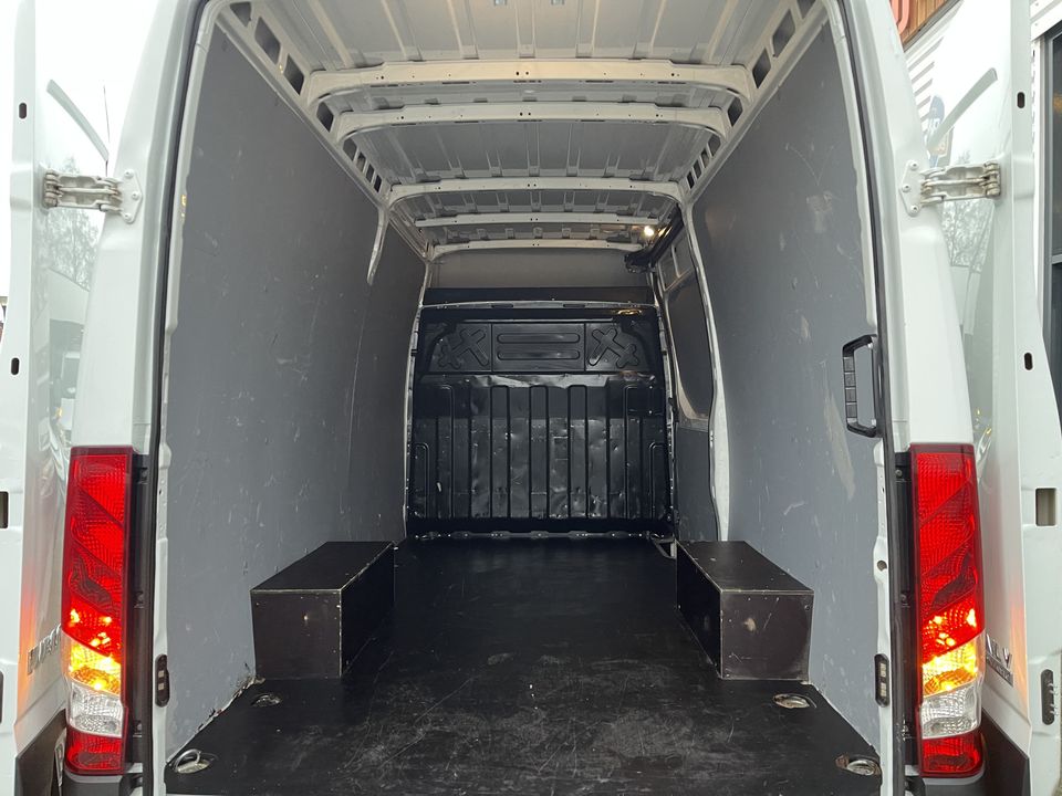 Iveco Daily 35S14V 2.3 automaat L2H2 / vaste prijs rijklaar € 27.950 ex btw / lease vanaf € 500 / cruise en climate control / mag 3500 kg trekken / standkachel / pdc achter !