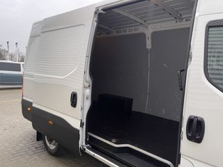 Iveco Daily 35S14V 2.3 automaat L2H2 / vaste prijs rijklaar € 27.950 ex btw / lease vanaf € 500 / cruise en climate control / mag 3500 kg trekken / standkachel / pdc achter !