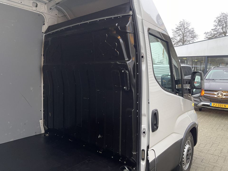 Iveco Daily 35S14V 2.3 automaat L2H2 / vaste prijs rijklaar € 27.950 ex btw / lease vanaf € 500 / cruise en climate control / mag 3500 kg trekken / standkachel / pdc achter !