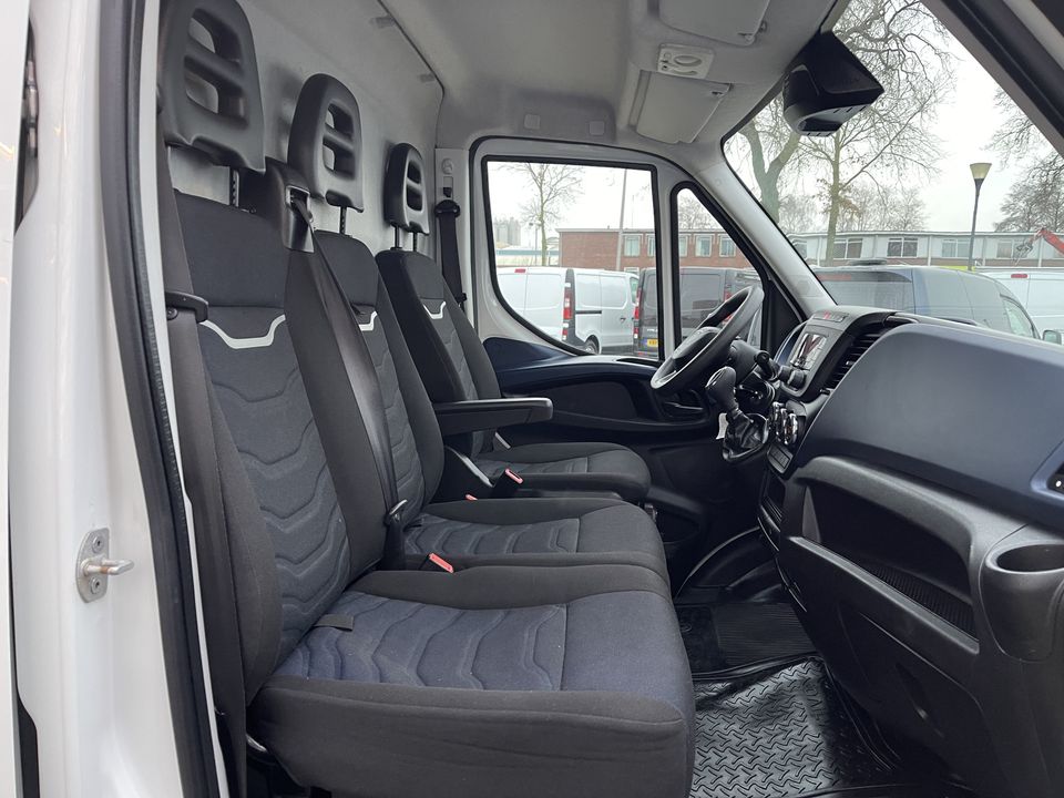 Iveco Daily 35S14V 2.3 automaat L2H2 / vaste prijs rijklaar € 27.950 ex btw / lease vanaf € 500 / cruise en climate control / mag 3500 kg trekken / standkachel / pdc achter !