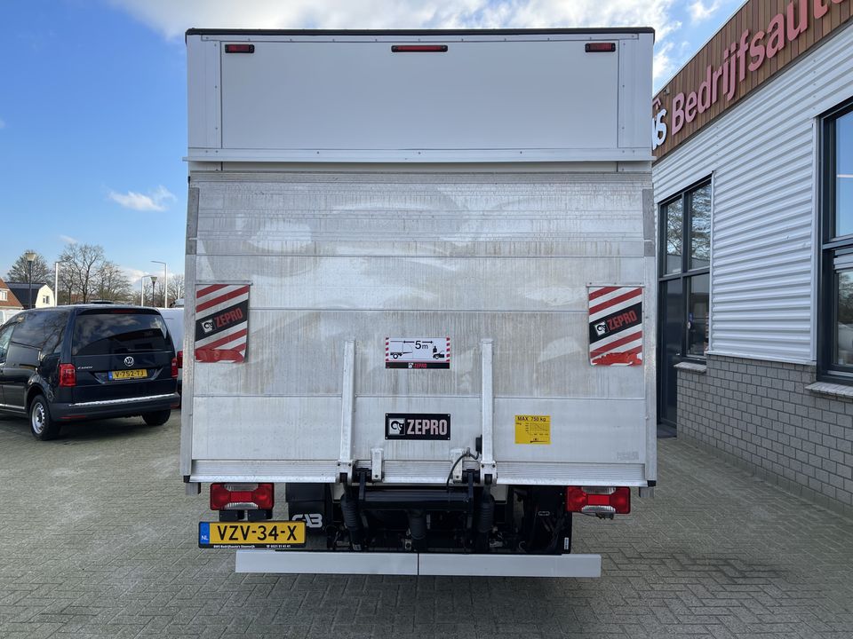 Iveco Daily 35S14 2.3 automaat / bakwagen met laadklep / vaste prijs rijklaar € 30.950 ex btw / lease vanaf € 554 / cruise en climate control / zijdeur / geveerde chauffeurs stoel !