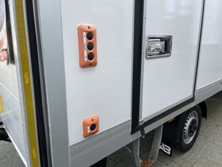 Iveco Daily 35S14 2.3 automaat / bakwagen met laadklep / vaste prijs rijklaar € 30.950 ex btw / lease vanaf € 554 / cruise en climate control / zijdeur / geveerde chauffeurs stoel !