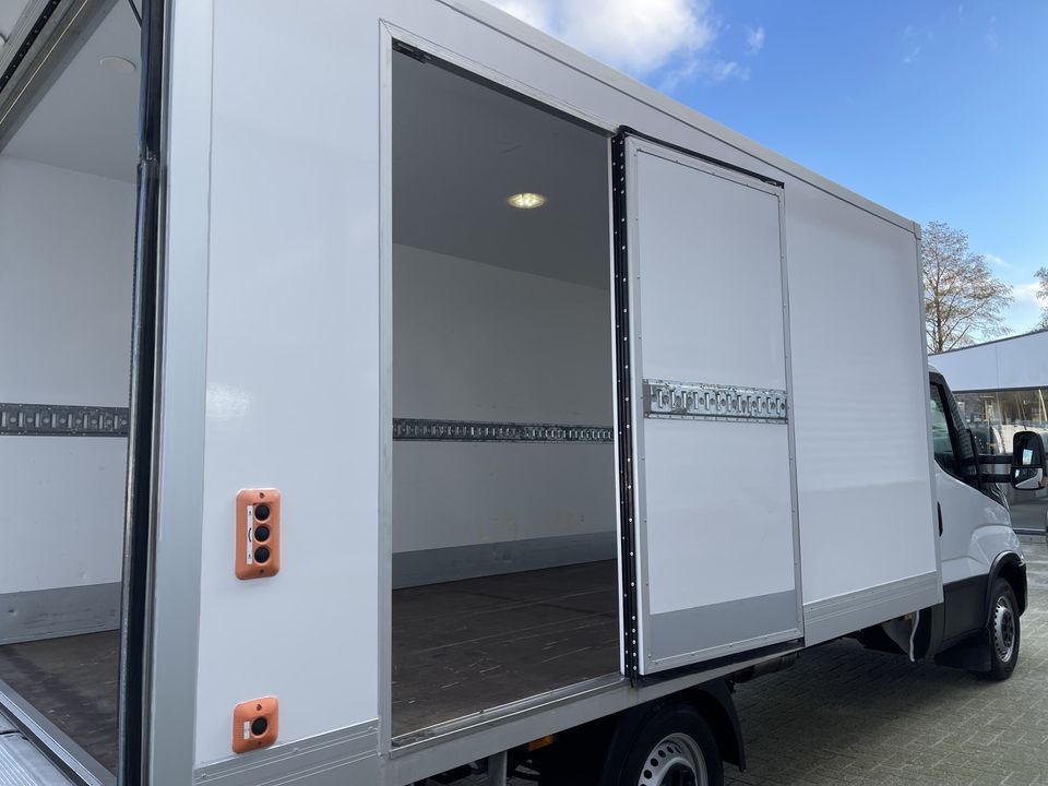 Iveco Daily 35S14 2.3 automaat / bakwagen met laadklep / vaste prijs rijklaar € 30.950 ex btw / lease vanaf € 554 / cruise en climate control / zijdeur / geveerde chauffeurs stoel !