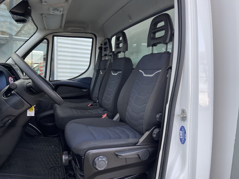 Iveco Daily 35S14 2.3 automaat / bakwagen met laadklep / vaste prijs rijklaar € 30.950 ex btw / lease vanaf € 554 / cruise en climate control / zijdeur / geveerde chauffeurs stoel !