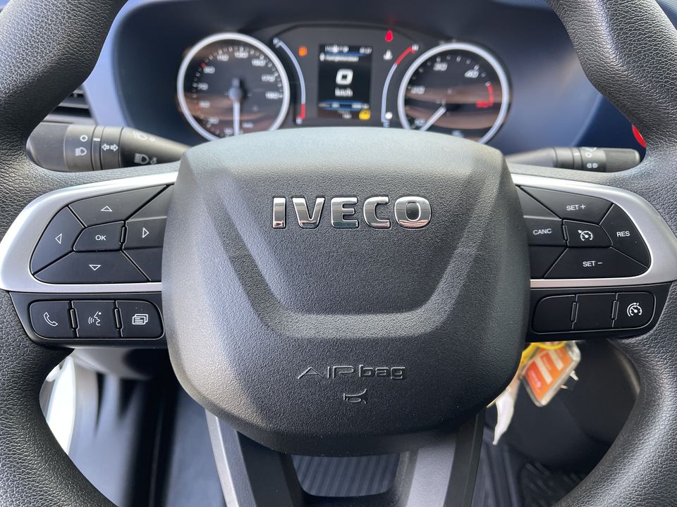 Iveco Daily 35S14 2.3 automaat / bakwagen met laadklep / vaste prijs rijklaar € 30.950 ex btw / lease vanaf € 554 / cruise en climate control / zijdeur / geveerde chauffeurs stoel !