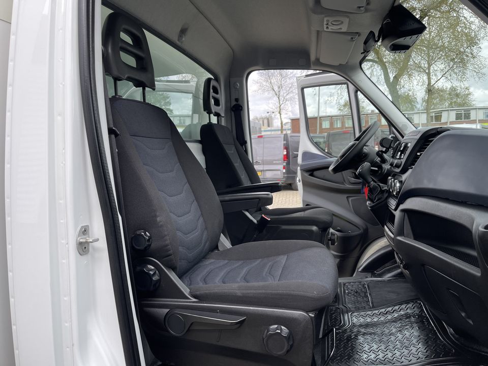 Iveco Daily 35S14 2.3 Himatic automaat 140pk / vaste prijs rijklaar € 30.950 ex btw / lease vanaf € 554 / cruise en climate control / 2 x comfort stoel / bakwagen met Zepro laadklep ! / 1110 kg netto laadvermogen / afmetingen lang 410 cm breed 210 cm hoog 200 cm