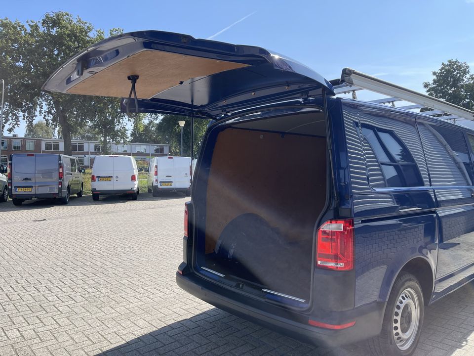 Volkswagen Transporter 2.0 TDI 102pk L1H1 Comfortline / vaste prijs rijklaar € 17.950 ex btw / lease vanaf € 329 / airco / cruise / navigatie / imperial / achterklep / parkpilot / 2 stoelen met armsteun !