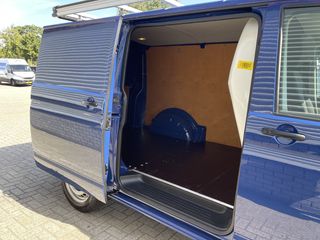 Volkswagen Transporter 2.0 TDI 102pk L1H1 Comfortline / vaste prijs rijklaar € 17.950 ex btw / lease vanaf € 329 / airco / cruise / navigatie / imperial / achterklep / parkpilot / 2 stoelen met armsteun !