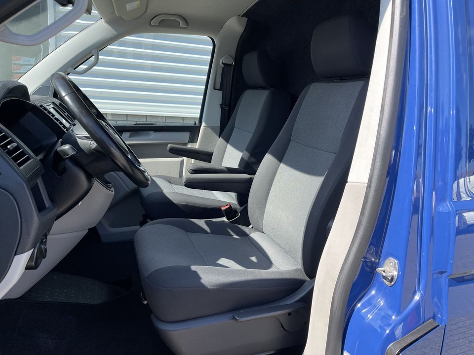 Volkswagen Transporter 2.0 TDI 102pk L1H1 Comfortline / vaste prijs rijklaar € 17.950 ex btw / lease vanaf € 329 / airco / cruise / navigatie / imperial / achterklep / parkpilot / 2 stoelen met armsteun !