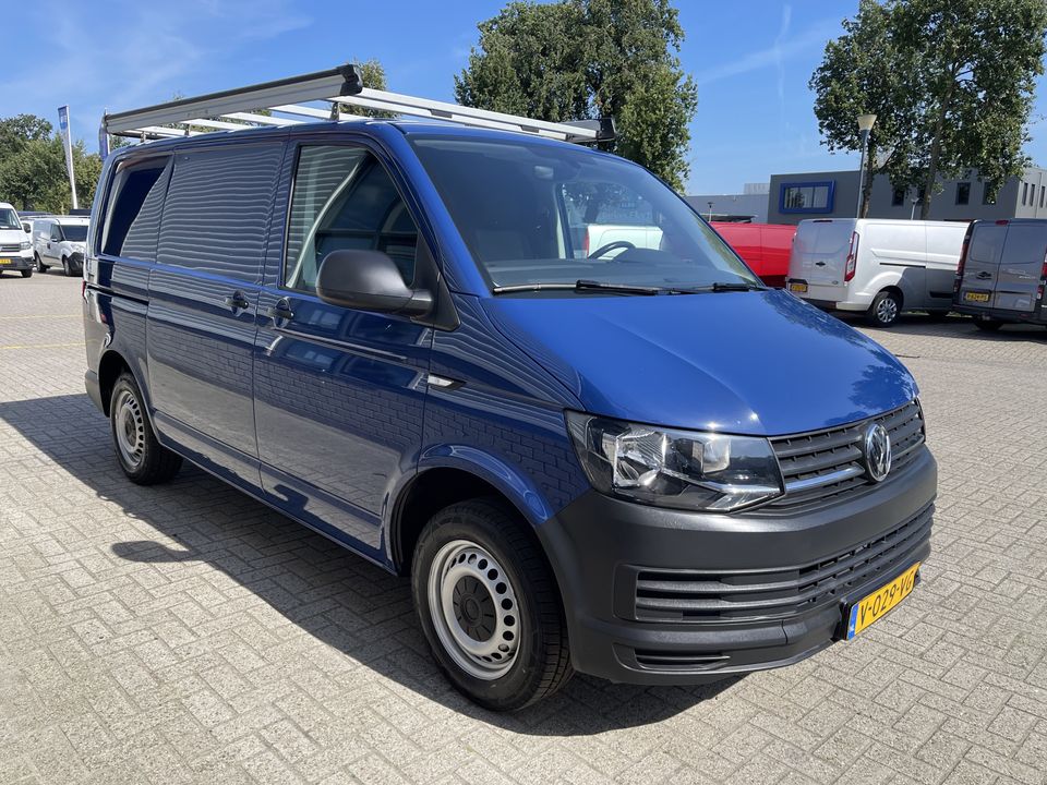 Volkswagen Transporter 2.0 TDI 102pk L1H1 Comfortline / vaste prijs rijklaar € 17.950 ex btw / lease vanaf € 329 / airco / cruise / navigatie / imperial / achterklep / parkpilot / 2 stoelen met armsteun !