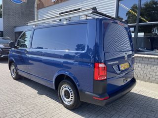 Volkswagen Transporter 2.0 TDI 102pk L1H1 Comfortline / vaste prijs rijklaar € 17.950 ex btw / lease vanaf € 329 / airco / cruise / navigatie / imperial / achterklep / parkpilot / 2 stoelen met armsteun !