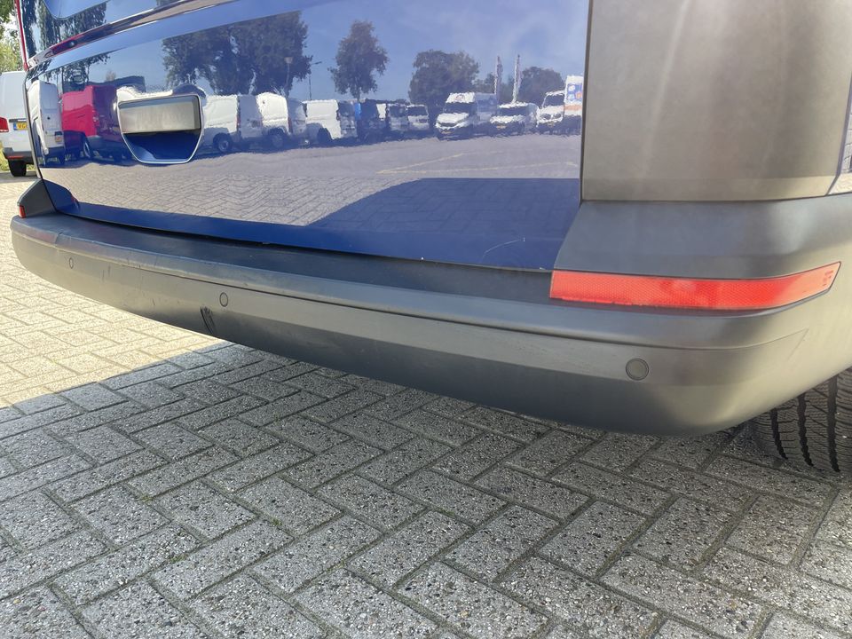 Volkswagen Transporter 2.0 TDI 102pk L1H1 Comfortline / vaste prijs rijklaar € 17.950 ex btw / lease vanaf € 329 / airco / cruise / navigatie / imperial / achterklep / parkpilot / 2 stoelen met armsteun !