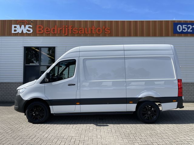 Mercedes-Benz Sprinter 317 1.9 CDI 170pk L2H2 / rijklaar € 40.950 ex btw / lease vanaf € 856 / climate control / trekhaak kan omgekeurd worden naar 3500 kg / achteruit rijcamera / 18 inch velgen / zwarte sidebars !