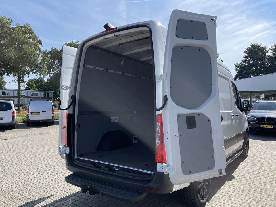 Mercedes-Benz Sprinter 317 1.9 CDI 170pk L2H2 / rijklaar € 40.950 ex btw / lease vanaf € 856 / climate control / trekhaak kan omgekeurd worden naar 3500 kg / achteruit rijcamera / 18 inch velgen / zwarte sidebars !