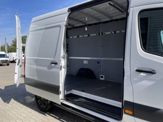 Mercedes-Benz Sprinter 317 1.9 CDI 170pk L2H2 / rijklaar € 40.950 ex btw / lease vanaf € 856 / climate control / trekhaak kan omgekeurd worden naar 3500 kg / achteruit rijcamera / 18 inch velgen / zwarte sidebars !