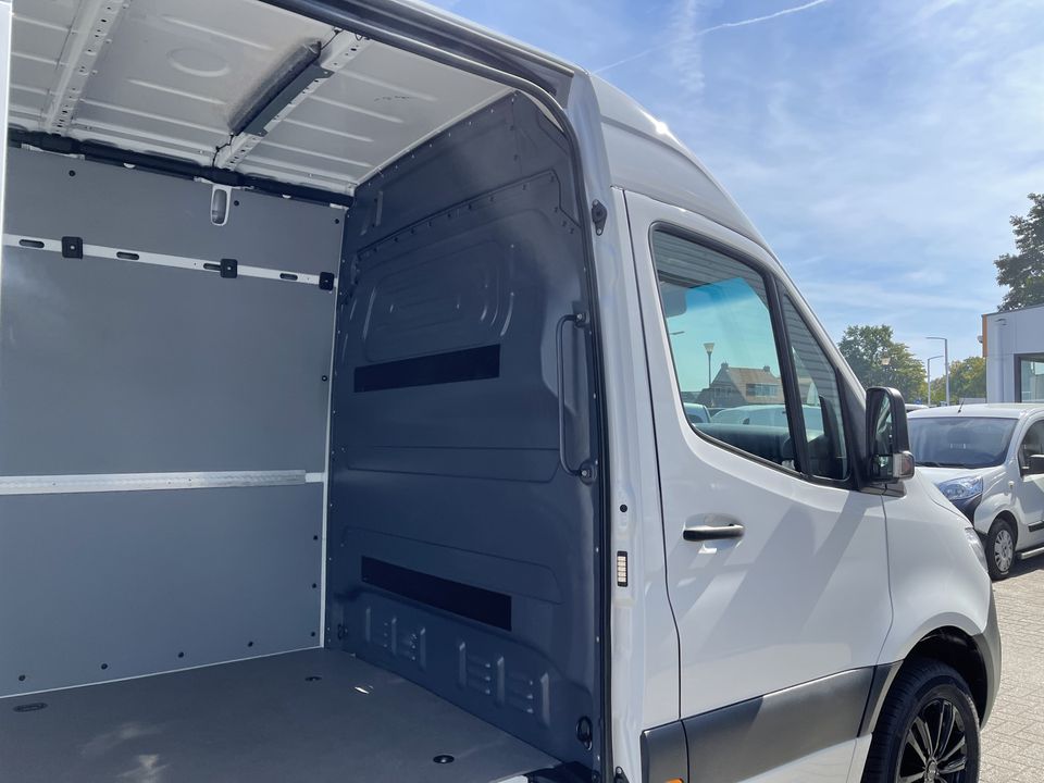 Mercedes-Benz Sprinter 317 1.9 CDI 170pk L2H2 / rijklaar € 40.950 ex btw / lease vanaf € 856 / climate control / trekhaak kan omgekeurd worden naar 3500 kg / achteruit rijcamera / 18 inch velgen / zwarte sidebars !