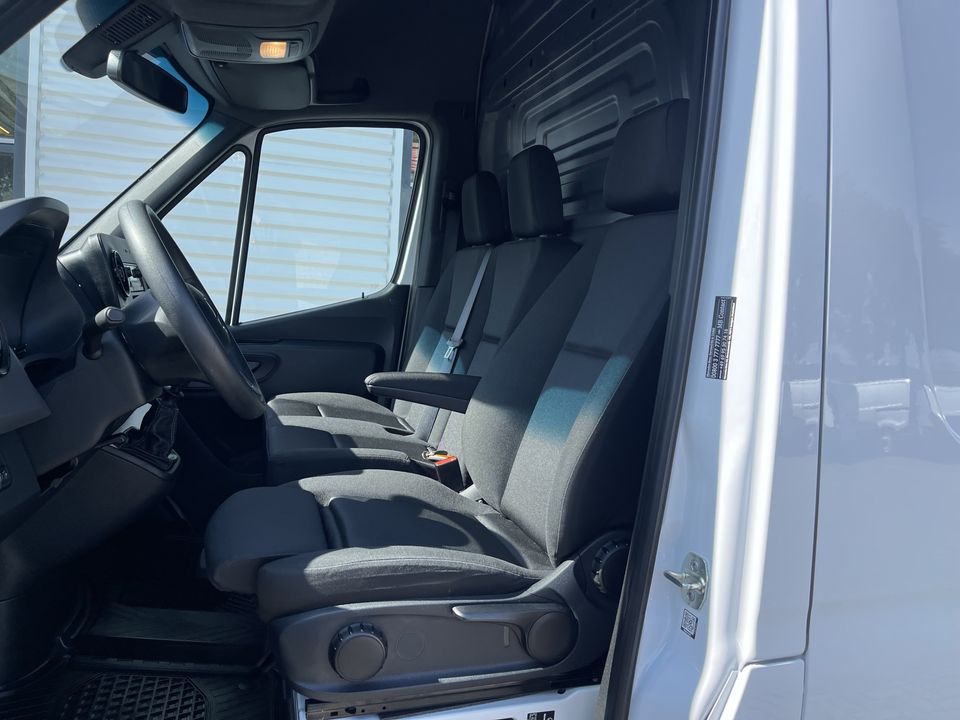 Mercedes-Benz Sprinter 317 1.9 CDI 170pk L2H2 / rijklaar € 40.950 ex btw / lease vanaf € 856 / climate control / trekhaak kan omgekeurd worden naar 3500 kg / achteruit rijcamera / 18 inch velgen / zwarte sidebars !