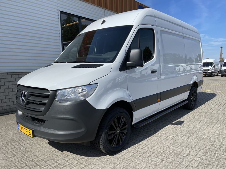 Mercedes-Benz Sprinter 317 1.9 CDI 170pk L2H2 / rijklaar € 40.950 ex btw / lease vanaf € 856 / climate control / trekhaak kan omgekeurd worden naar 3500 kg / achteruit rijcamera / 18 inch velgen / zwarte sidebars !