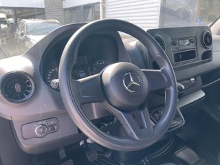 Mercedes-Benz Sprinter 317 1.9 CDI 170pk L2H2 / rijklaar € 40.950 ex btw / lease vanaf € 856 / climate control / trekhaak kan omgekeurd worden naar 3500 kg / achteruit rijcamera / 18 inch velgen / zwarte sidebars !