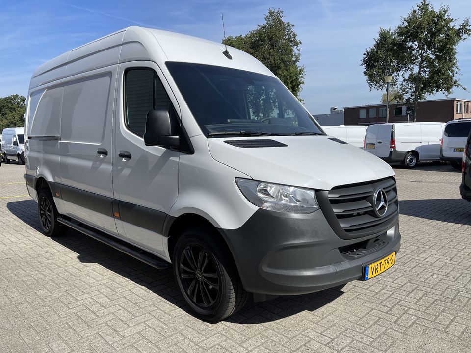 Mercedes-Benz Sprinter 317 1.9 CDI 170pk L2H2 / rijklaar € 40.950 ex btw / lease vanaf € 856 / climate control / trekhaak kan omgekeurd worden naar 3500 kg / achteruit rijcamera / 18 inch velgen / zwarte sidebars !