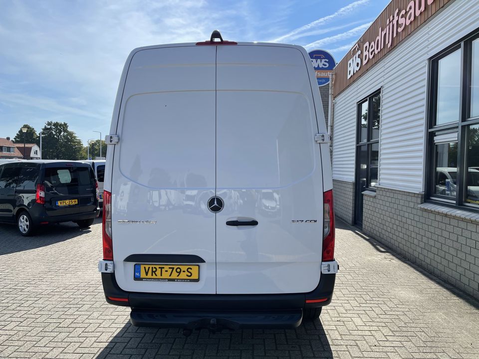 Mercedes-Benz Sprinter 317 1.9 CDI 170pk L2H2 / rijklaar € 40.950 ex btw / lease vanaf € 856 / climate control / trekhaak kan omgekeurd worden naar 3500 kg / achteruit rijcamera / 18 inch velgen / zwarte sidebars !