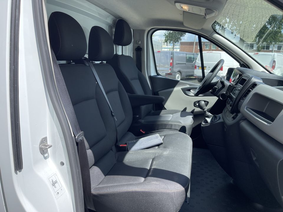 Renault Trafic 1.6 dCi 95pk T29 L2H1 Comfort / rijklaar € 17.950 ex btw / lease vanaf € 401 / airco / aluminium imperial /  bijrijdersbank / radio MP3 bluetooth