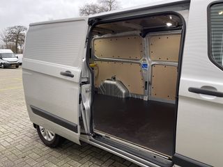 Ford Transit Custom 320 2.0 TDCI 130pk automaat L2H1 Trend / rijklaar € 18.950 ex btw / lease vanaf € 401 / airco / cruise / navi / zilver metallic / stoelverwarming !