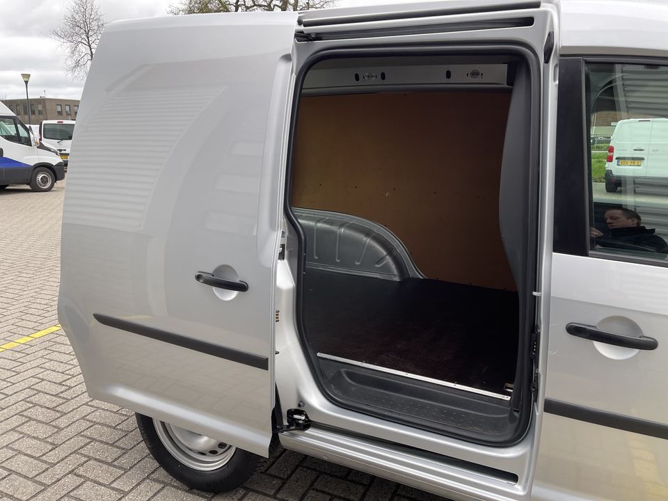 Volkswagen Caddy 2.0 TDI L1H1 BMT Economy Business / rijklaar € 16.350 ex btw / lease vanaf € 380 / airco / cruise / trekhaak / zilver metallic !