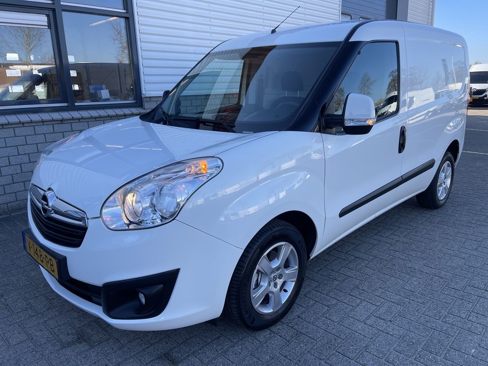 Opel Combo 1.3 CDTi 95pk L1H1 Sport / rijklaar € 9.950 ex btw / lease vanaf € 232 / airco / cruise / stoelverwarming / lichtmetalen velgen / pdc achter !