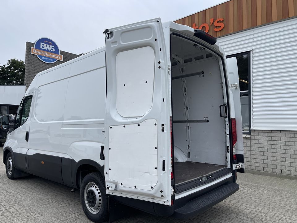 Iveco Daily 35S16V 2.3 handgeschakeld 160pk L2H2 / mag 3500 kg trekken / lease vanaf € 500 / vaste prijs rijklaar € 27.950 ex btw / climate control / opstap + parkeersensoren achter !