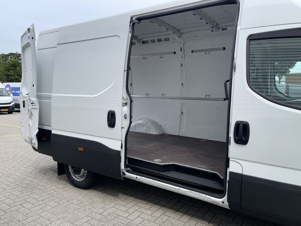 Iveco Daily 35S16V 2.3 handgeschakeld 160pk L2H2 / mag 3500 kg trekken / lease vanaf € 500 / vaste prijs rijklaar € 27.950 ex btw / climate control / opstap + parkeersensoren achter !