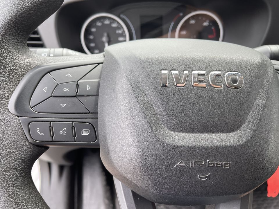 Iveco Daily 35S16V 2.3 handgeschakeld 160pk L2H2 / mag 3500 kg trekken / lease vanaf € 500 / vaste prijs rijklaar € 27.950 ex btw / climate control / opstap + parkeersensoren achter !