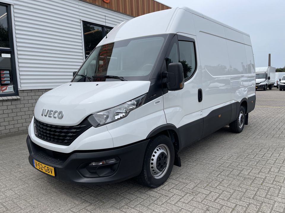 Iveco Daily 35S16V 2.3 handgeschakeld 160pk L2H2 / mag 3500 kg trekken / lease vanaf € 500 / vaste prijs rijklaar € 27.950 ex btw / climate control / opstap + parkeersensoren achter !