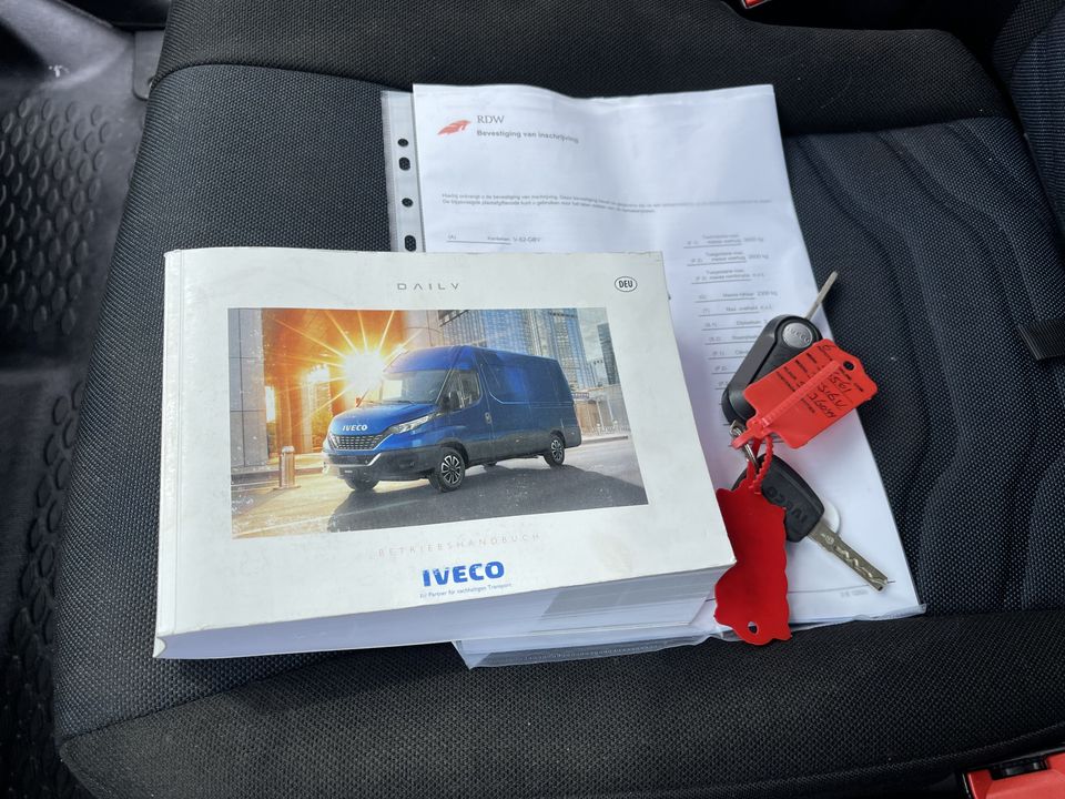 Iveco Daily 35S16V 2.3 handgeschakeld 160pk L2H2 / mag 3500 kg trekken / lease vanaf € 500 / vaste prijs rijklaar € 27.950 ex btw / climate control / opstap + parkeersensoren achter !