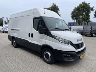 Iveco Daily 35S16V 2.3 handgeschakeld 160pk L2H2 / mag 3500 kg trekken / lease vanaf € 500 / vaste prijs rijklaar € 27.950 ex btw / climate control / opstap + parkeersensoren achter !