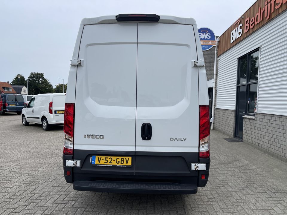 Iveco Daily 35S16V 2.3 handgeschakeld 160pk L2H2 / mag 3500 kg trekken / lease vanaf € 500 / vaste prijs rijklaar € 27.950 ex btw / climate control / opstap + parkeersensoren achter !