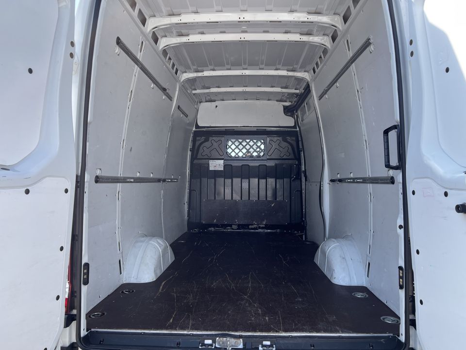 Iveco Daily 35S16V 2.3 352 L2H2 automaat / vaste prijs rijklaar € 27.950 ex btw / lease vanaf € 500 / climate control / mag 3500 kg trekken / pdc en opstap achter !