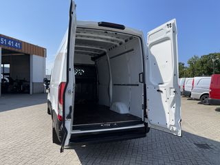 Iveco Daily 35S16V 2.3 352 L2H2 automaat / vaste prijs rijklaar € 27.950 ex btw / lease vanaf € 500 / climate control / mag 3500 kg trekken / pdc en opstap achter !