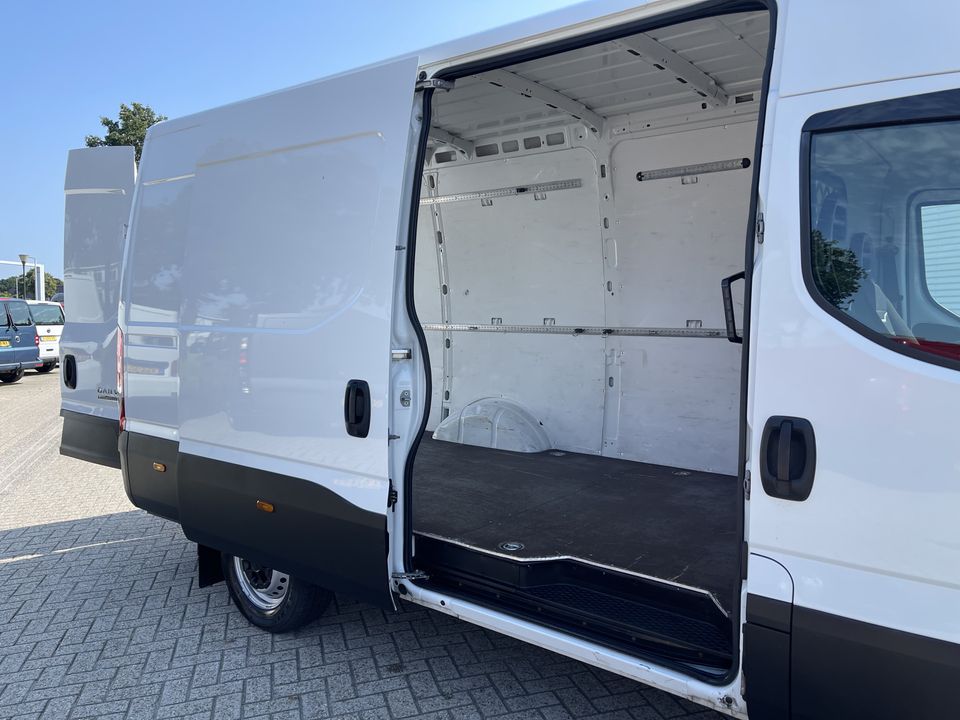 Iveco Daily 35S16V 2.3 352 L2H2 automaat / vaste prijs rijklaar € 27.950 ex btw / lease vanaf € 500 / climate control / mag 3500 kg trekken / pdc en opstap achter !