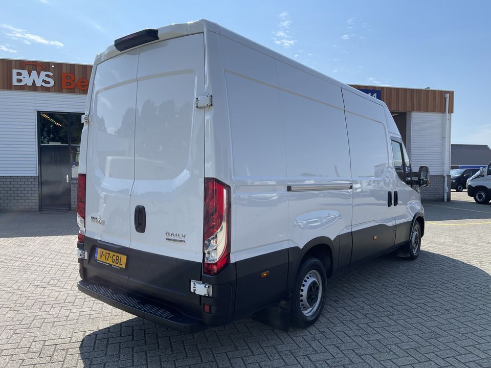 Iveco Daily 35S16V 2.3 352 L2H2 automaat / vaste prijs rijklaar € 27.950 ex btw / lease vanaf € 500 / climate control / mag 3500 kg trekken / pdc en opstap achter !