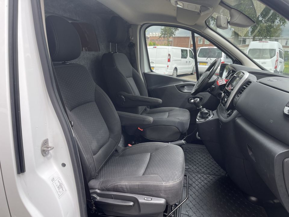 Opel Vivaro 1.6 CDTI 145pk L2H1 Innovation EcoFlex / rijklaar € 16.950 ex btw / lease € 373 / airco / cruise / navi / achterklep / trekhaak / pdc achter !